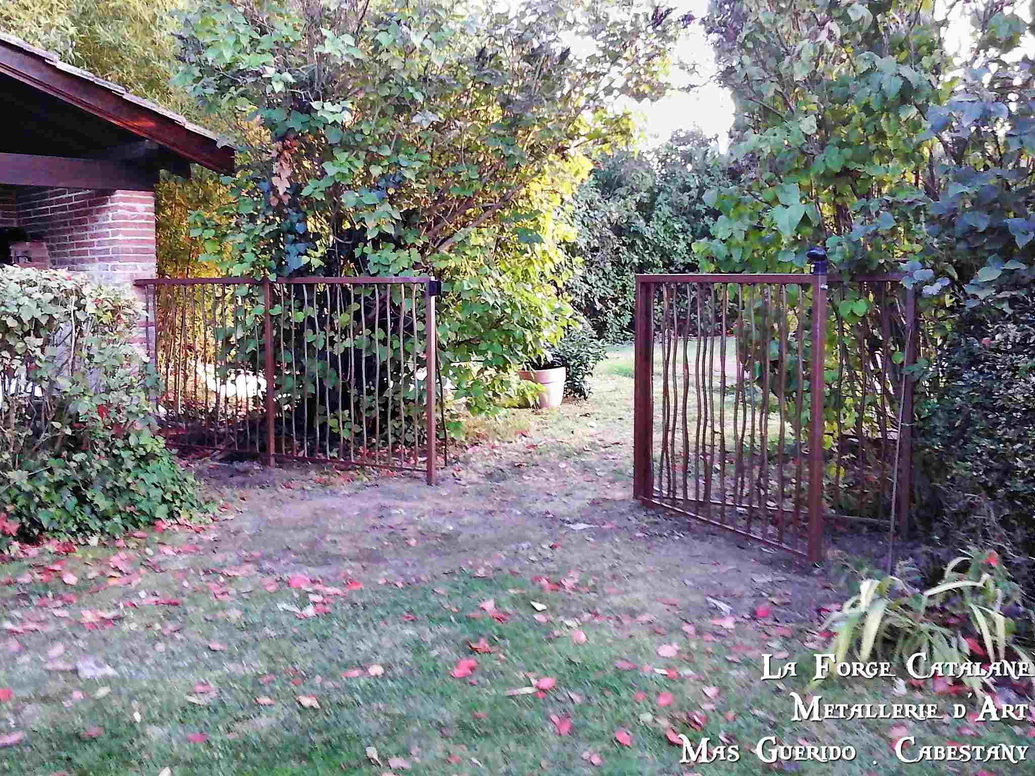 Cloture piscine finition thermolaquage barreaux tordus forge catalane 3.jpg